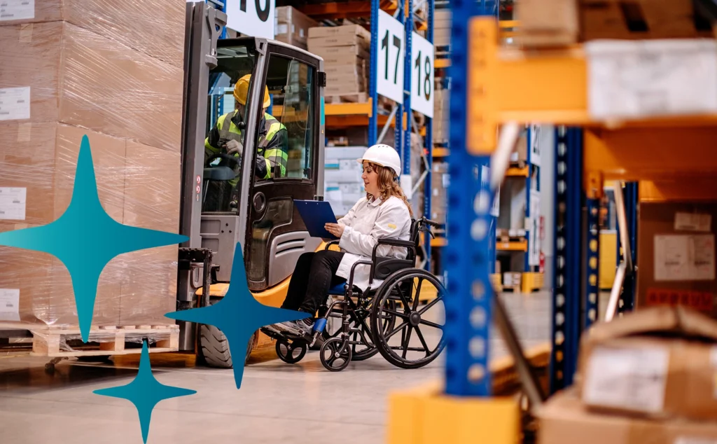 Frau im Rollstuhl in der Logistik im Lager